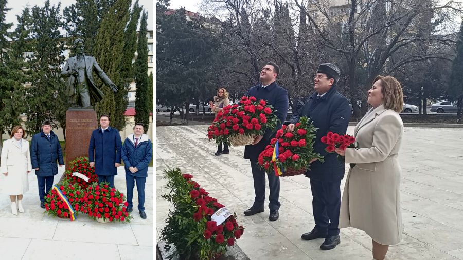 Flori la monumentul din Baku al compozitorului George Enescu, de Ziua Culturii Naționale