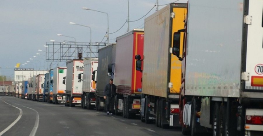 Coloană de camioane de cel puţin cinci kilometri pe autostradă, înainte de PTF Nădlac II