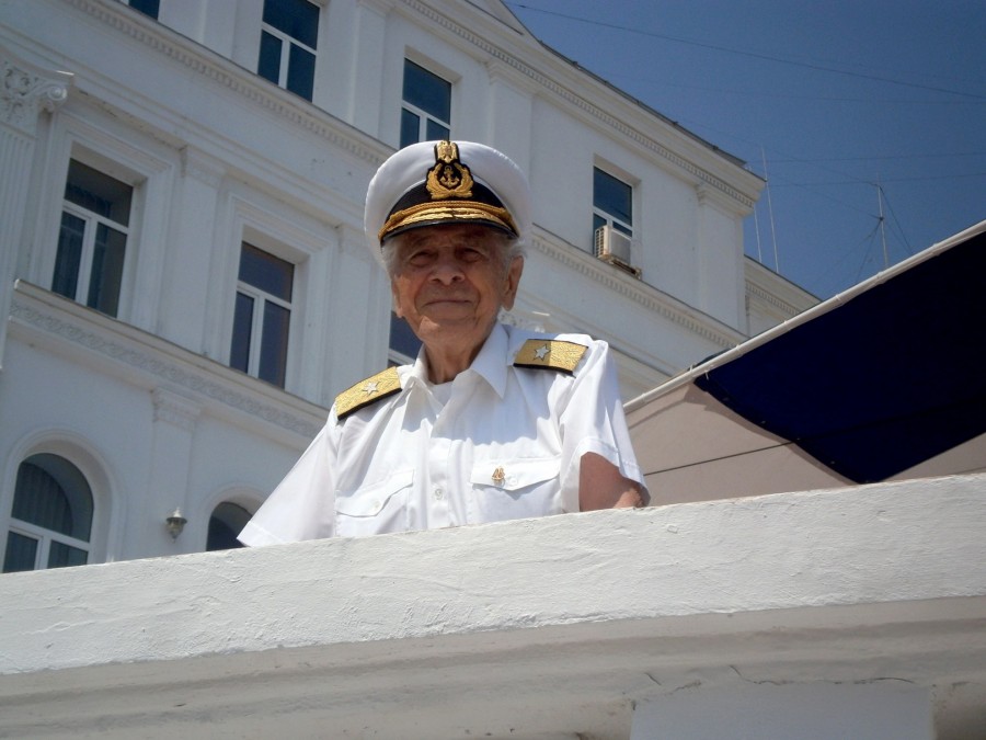 Singurul veteran de război în viață al Marinei Regale Române a împlinit astăzi 103 ani. Omagiu inedit adus de tinerii marinari