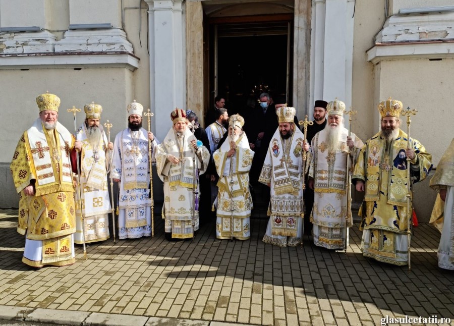 (FOTO) Sărbătoare în Cetate! 9 Ierarhi ai BOR au slujit la Catedrala Veche, la deschiderea manifestărilor Bicentenarului Teologiei arădene