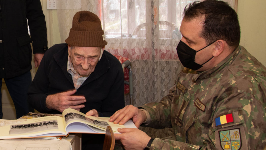 Întâlnire între generații. Un veteran de război și un veteran al Teatrelor de Operații, sărbătoriți în aceeași zi