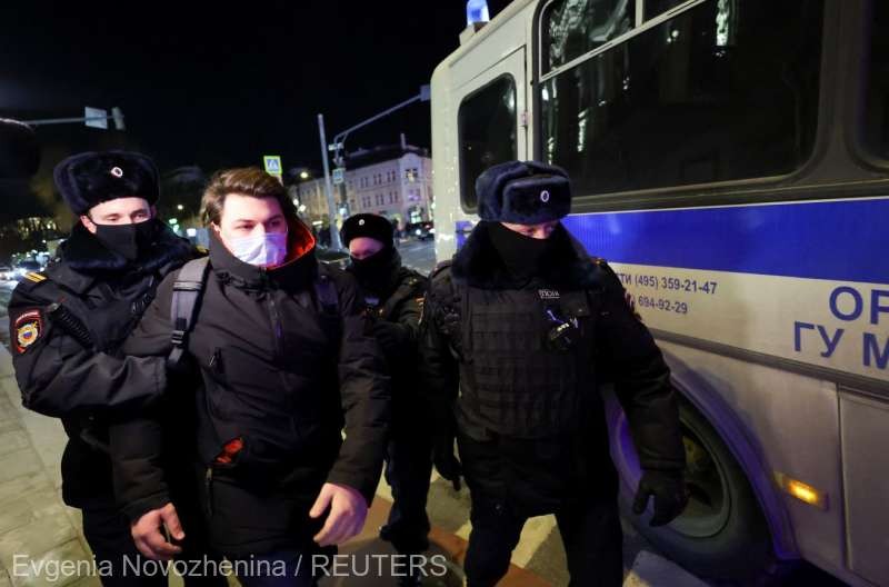 Zeci de manifestanţi anti-război au fost arestaţi la Moscova şi Sankt-Petersburg