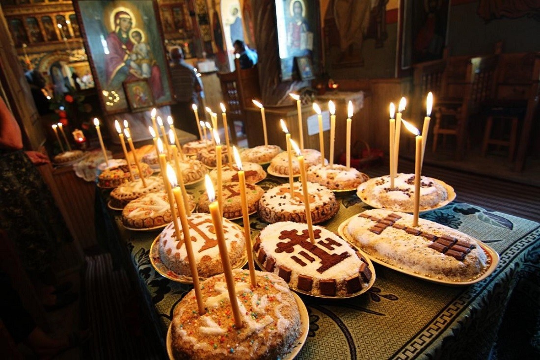 Moșii de iarnă. Biserica face astăzi slujbe de pomenire a celor adormiți ai noștri