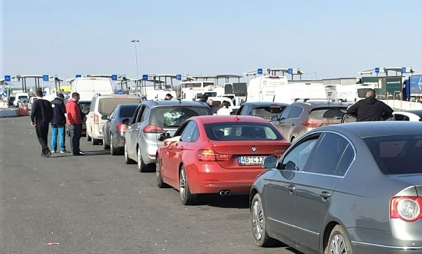 Aglomerație în Vama Nădlac II. Refugiaţii ucraineni aşteaptă câteva ore să intre în Ungaria