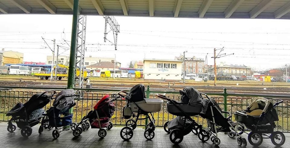Mamele din Polonia și-au lăsat cărucioarele pe peronul unei gări pentru mamele refugiate din Ucraina cu copiii în brațe
