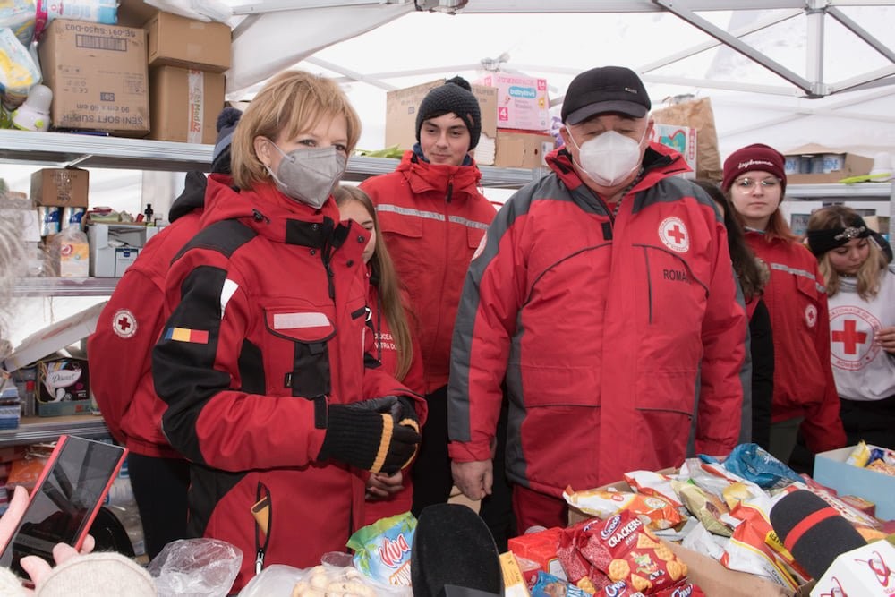 Familia Regală a României, alături de voluntari în Vama Siret