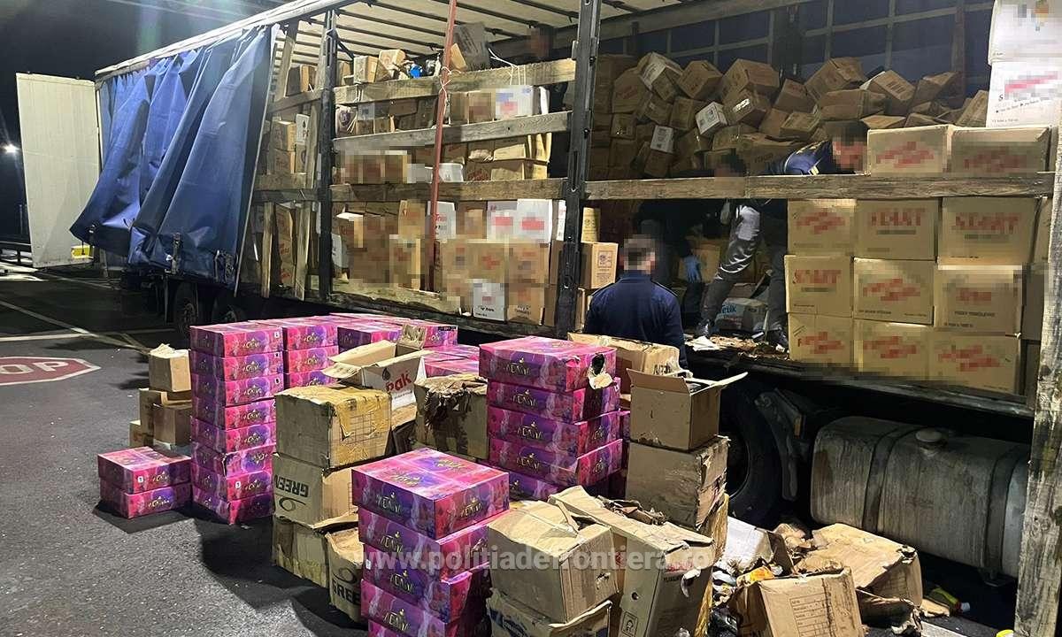 Peste cinci tone de tutun fără acte şi 23 de migranţi, într-un TIR verificat la frontiera arădeană