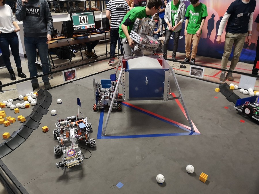 Elevi din toată țara și-au dus roboții în ring. Câștigătorii vor reprezenta România la competiția mondială de la Houston