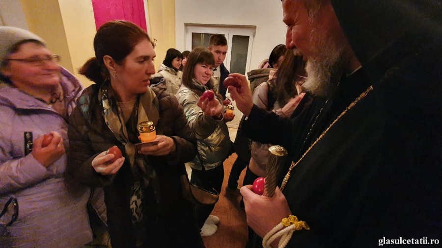 Hristos Voskrese! Zeci de refugiați ucraineni au participat la Slujba Învierii și la Liturghia Arhierească la Mănăstirea Gai (FOTO)