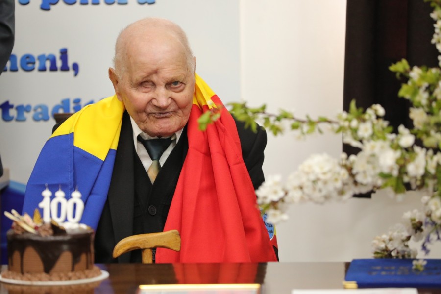Veteran la centenar. Maior (rtr) Constantin Roșu, sărbătorit la împlinirea venerabilei vârste de 100 de ani