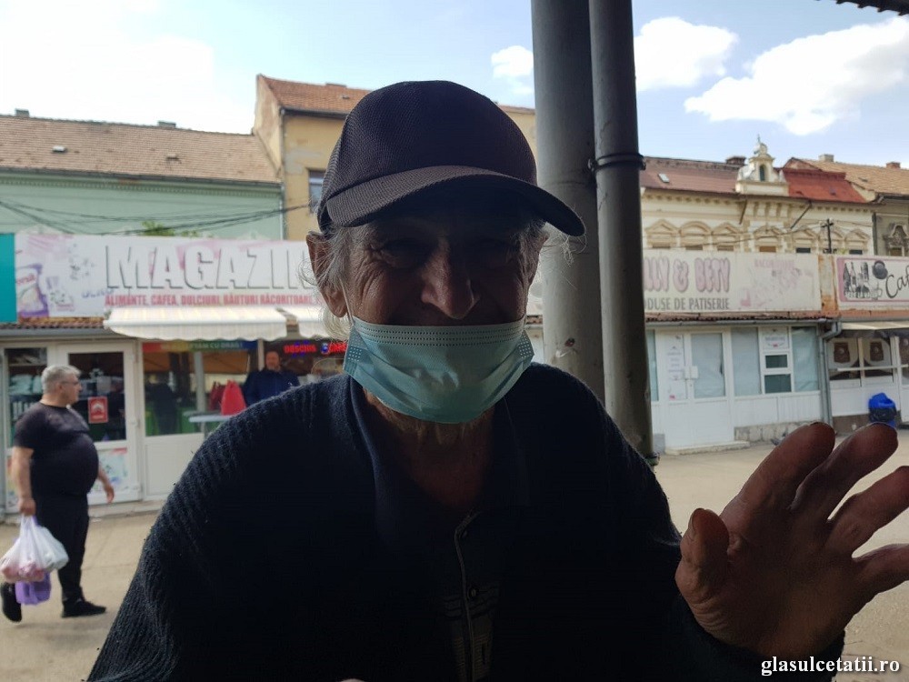 Lecția de omenie și bun-simț primită de la un bătrân, în Piața Mare din Arad. Șapte legături de leuștean și-un Om