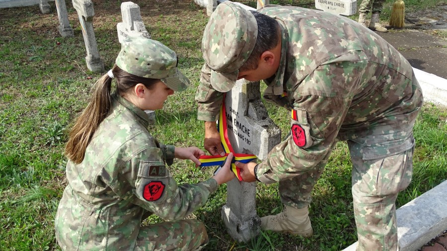 Grijă, flori și tricolor la mormintele Eroilor care și-au jertfit viaţa pentru independenţa ţării