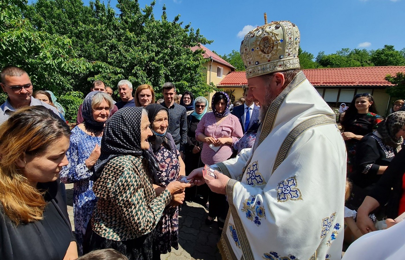 PS Emilian Crișanul: „Bisericile sunt pline de femei care cred, se căiesc, iartă și iubesc. Hristos să vă bucure viața și familia cu darurile Sale!”