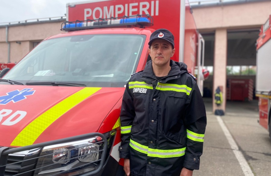 Eroii de lângă noi. Un pompier a salvat viața unui bărbat aflat în stare de inconștiență, în stația de autobuz de la Podgoria