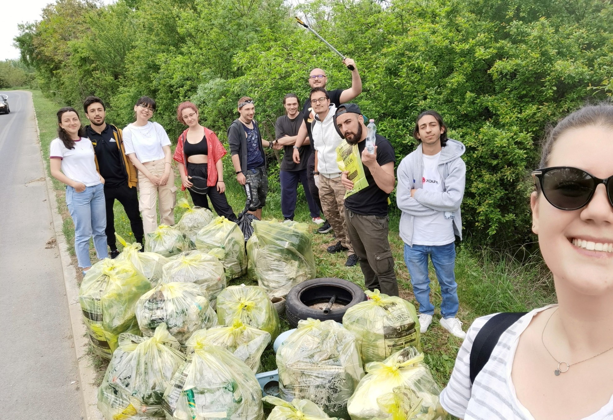 Mai mulți tineri arădeni au strâns peste 80 de saci cu deșeuri de pe Malul Mureșului
