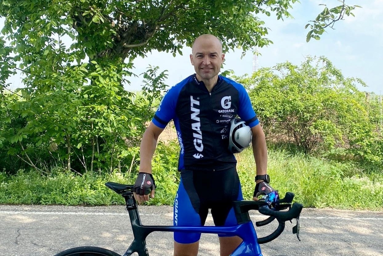 Este pompier, îl cheamă Sebastian și va parcurge 2.760 de Km cu bicicleta pentru copiii vulnerabili