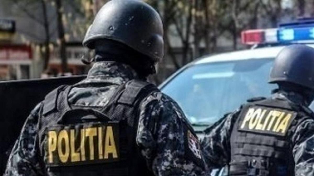 Zeci de percheziţii la Arad şi 44 de suspecţi audiaţi într-un caz de trafic de migranţi şi de droguri