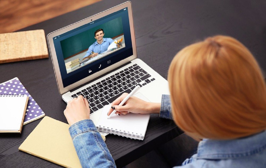 Studenții vor putea face și cursuri online din toamnă