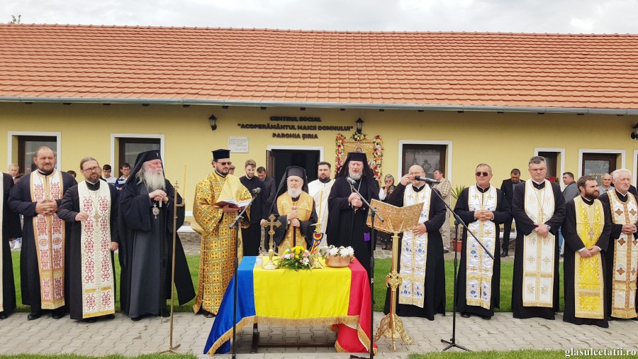 (FOTO) Centrul Social ”Acoperământul Maicii Domnului” din Șiria, sfințit de Mitropolitul Banatului și cei doi Ierarhi arădeni