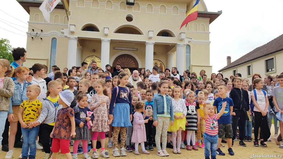 (FOTO) Biserica și terenul de fotbal din Bujac, pline de copii, părinți și bunici veniți să sărbătoarească împreună ”Ziua Copilului din Biserică”