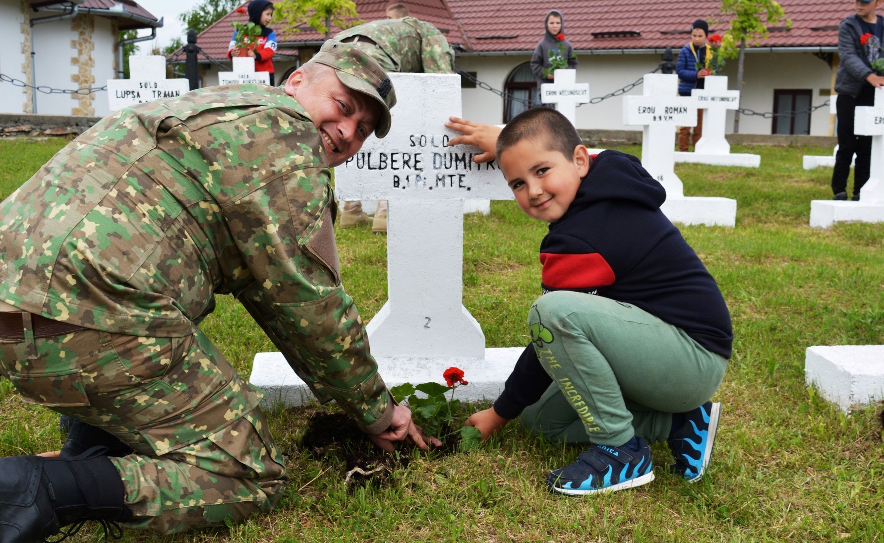 Lecție de recunoștință: Militarii și elevii, împreună la căpătâiul eroilor neamului