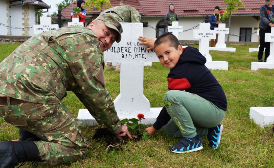 Lecție de recunoștință: Militarii și elevii, împreună la căpătâiul eroilor neamului