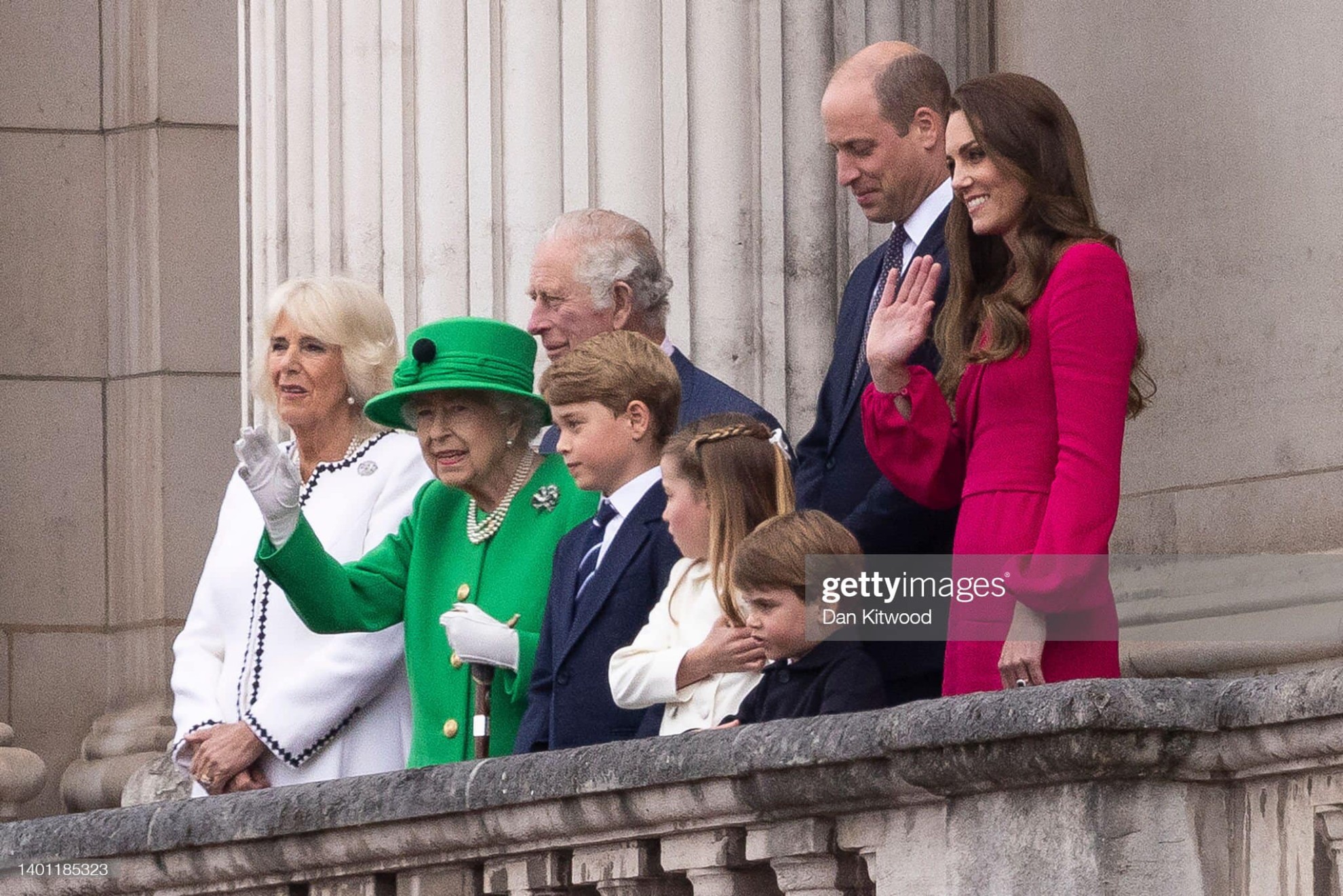 Regina Elisabeta a II-a și-a făcut apariția la balconul Palatului Buckingham, la finalul emoţionant al festivităţilor dedicate Jubileului de Platină
