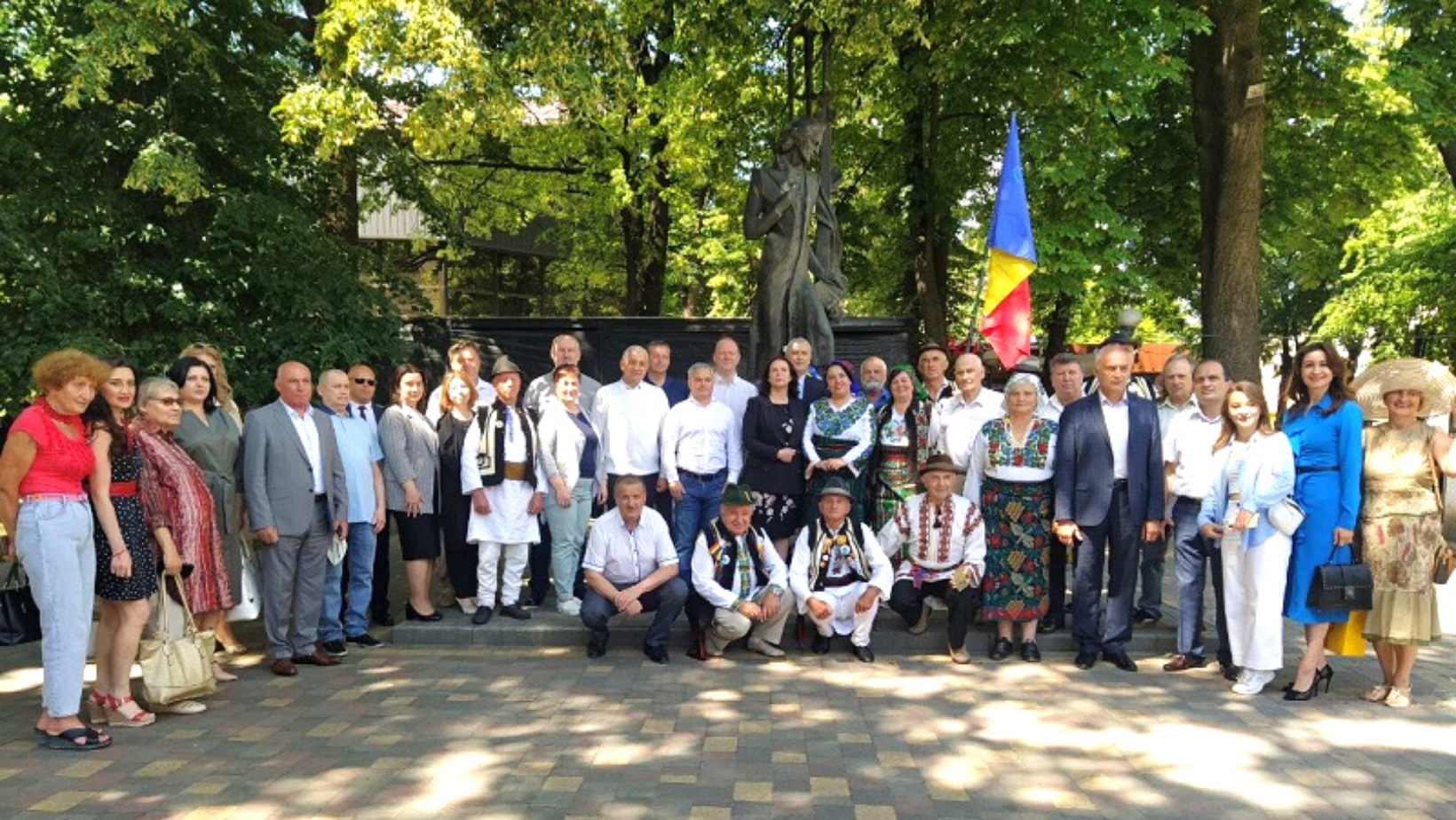 Poetul nepereche, omagiat la Cernăuți. „Eminescu vine întotdeauna să ne unească, să ne spună că există lucruri sfinte pentru care merită să trăim, să iubim și să sperăm”