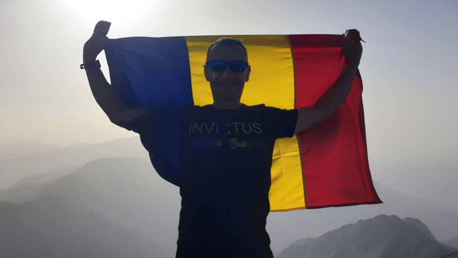 Invictus: Locotenent colonel Laurențiu Șerban a dus drapelul României pe cel mai înalt vârf din Africa de Nord