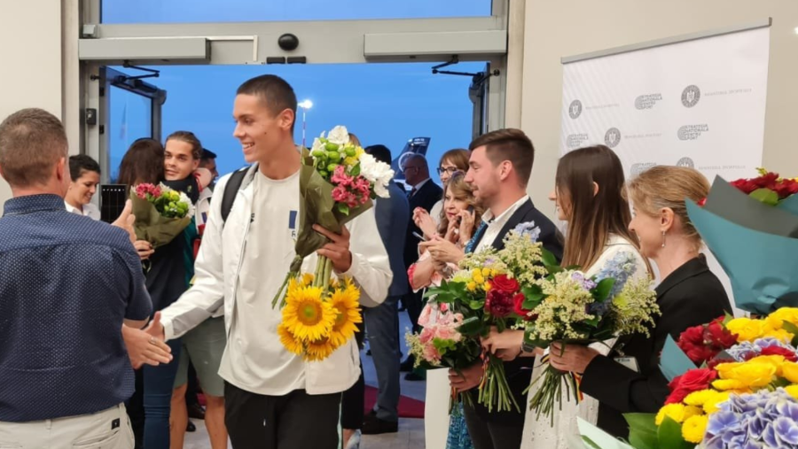 David Popovici, la întoarcerea acasă: „Sunt onorat să reprezint țara asta frumoasă și să vă simt alături de mine. Mulțumesc!”