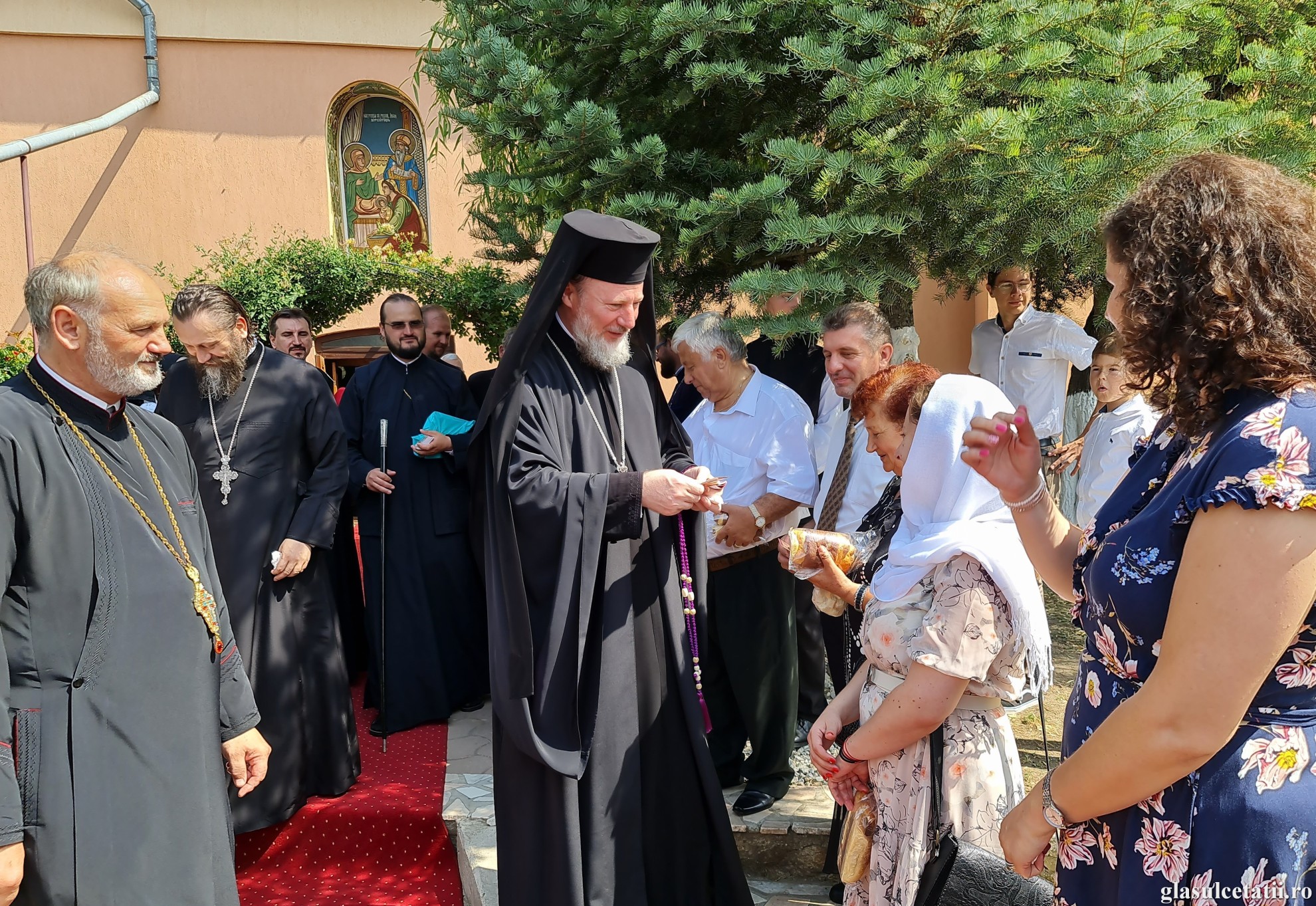 (FOTO) PS Emilian, în Parohia Șimand: „Dacă slujirea noastră este bazată pe credință, iubire și adevăr, mergem pe calea îndumnezeirii”