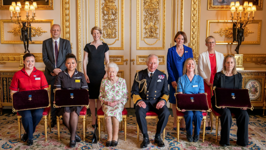 Regina Elisabeta a acordat cea mai înaltă distincţie civilă Serviciului Naţional britanic de Sănătate