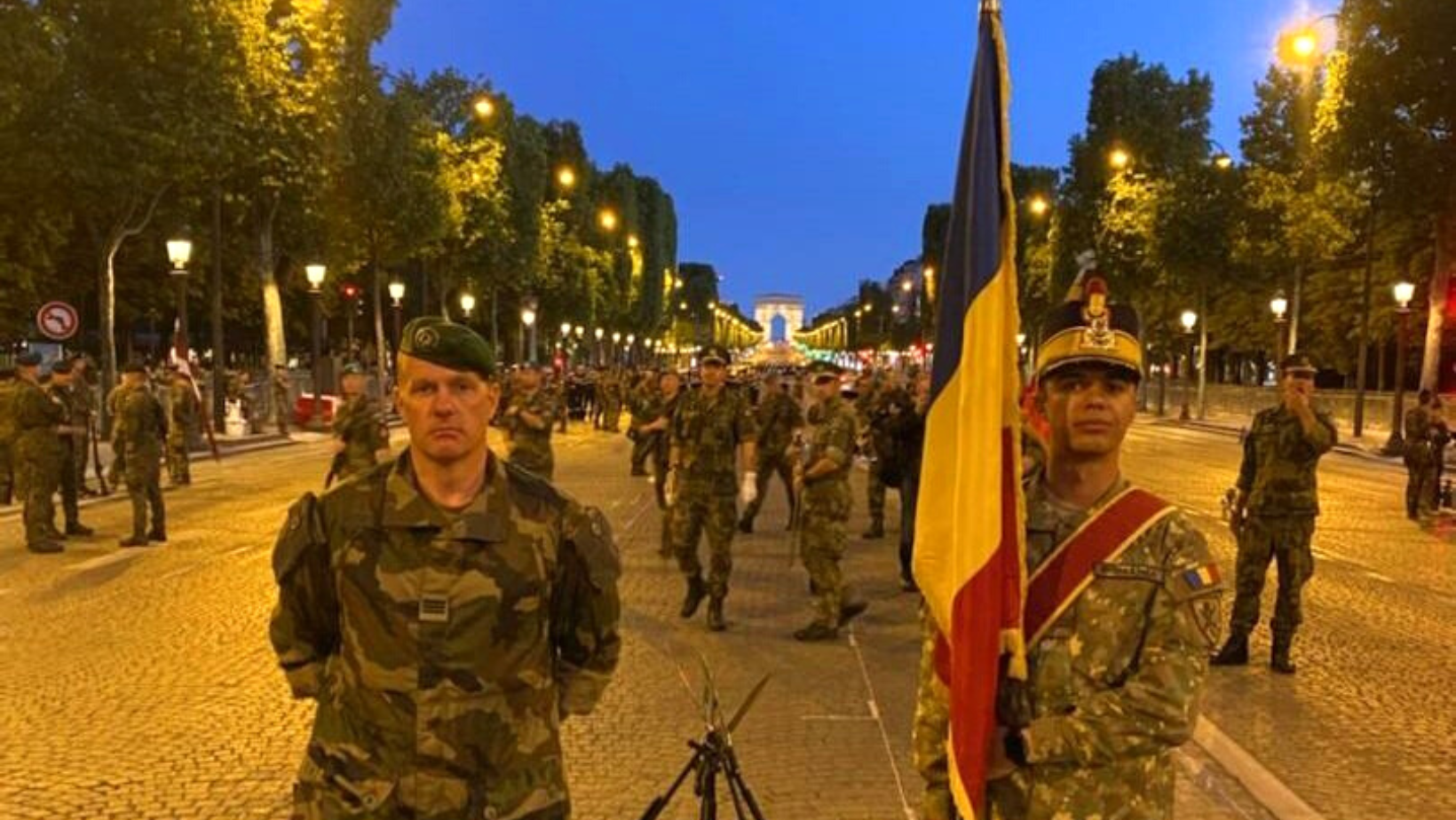 Drapelul României pe Champs-Elysées. Un detașament de onoare al Brigăzii 30 Gardă "Mihai Viteazul" participă la parada organizată de Ziua Franței