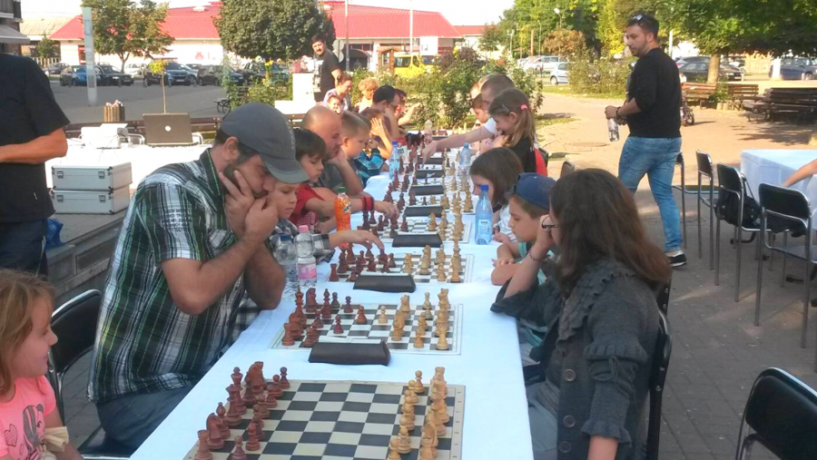 Concursuri în aer liber organizate de Șah Club Vados Arad, în preambulul Festivalului Internațional de Șah Arad 2022