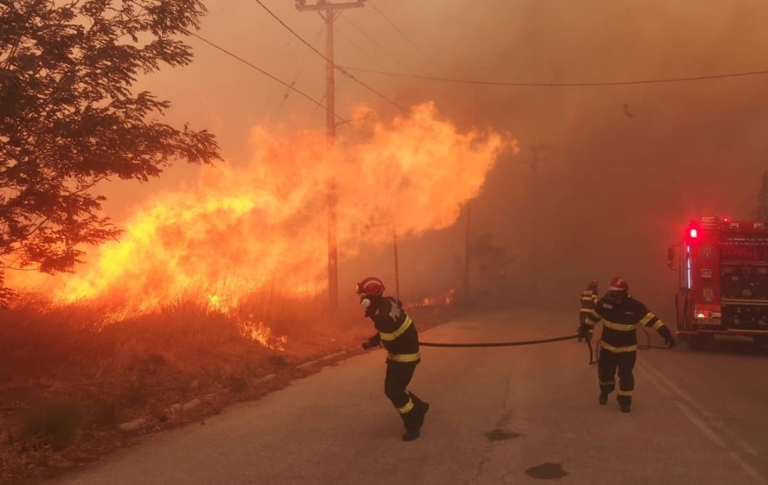 Pompierii români, în luptă cu flăcările în Nord-Estul Atenei
