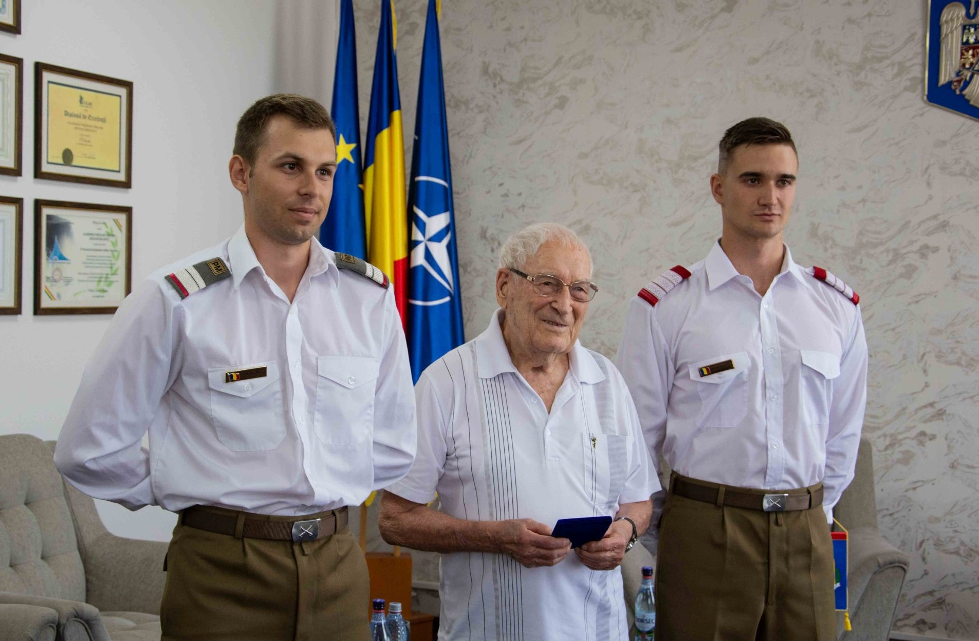 Veteranul de război Simion Dragoman a primit „Crucea Comemorativă a celui de-al Doilea Război Mondial” și o diplomă de recunoștință la 98 de ani