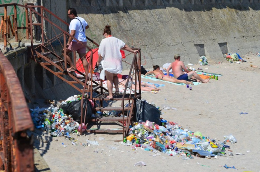 Trista realitate: Turiștii care merg la mare aruncă pe plajă și în apă zeci de tone de deșeuri
