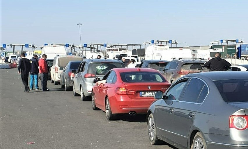 Coloane de maşini la intrarea şi ieşirea din ţară prin PTF Nădlac II. Timpul de aşteptare ajunge la 90 de minute