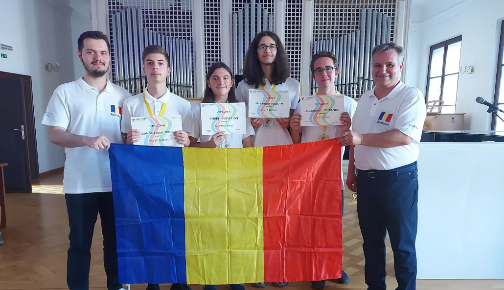 Elevii români au câștigat o medalie de aur și trei de argint la Olimpiada de Informatică a Europei Centrale şi locul I pe echipe