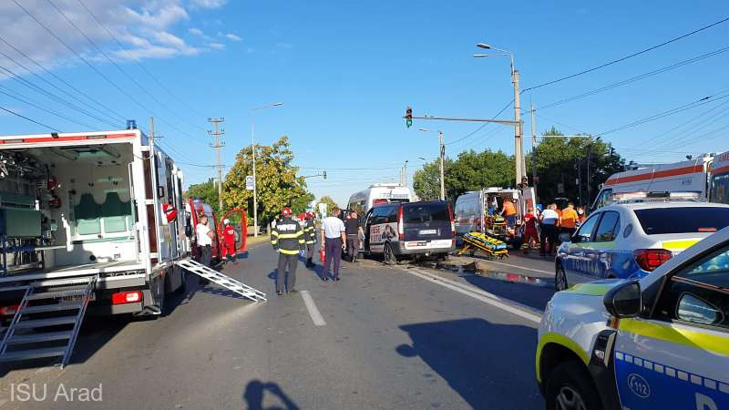 Un microbuz de persoane şi trei maşini, implicate într-un accident; sunt 9 răniţi