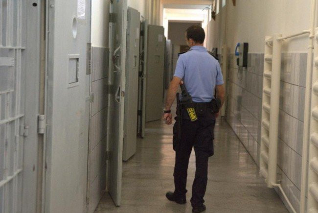 Gardienii din mai multe penitenciare încep protestele