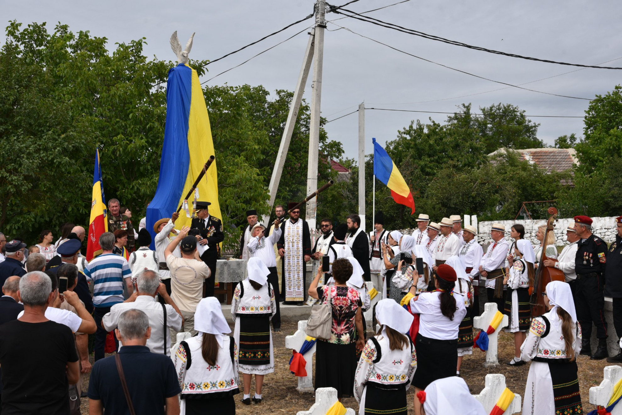 Veterani și asociații din dreapta și stânga Prutului au ridicat un Monument și restabilit un Cimitir al Eroilor Români în Slobozia-Horodiște