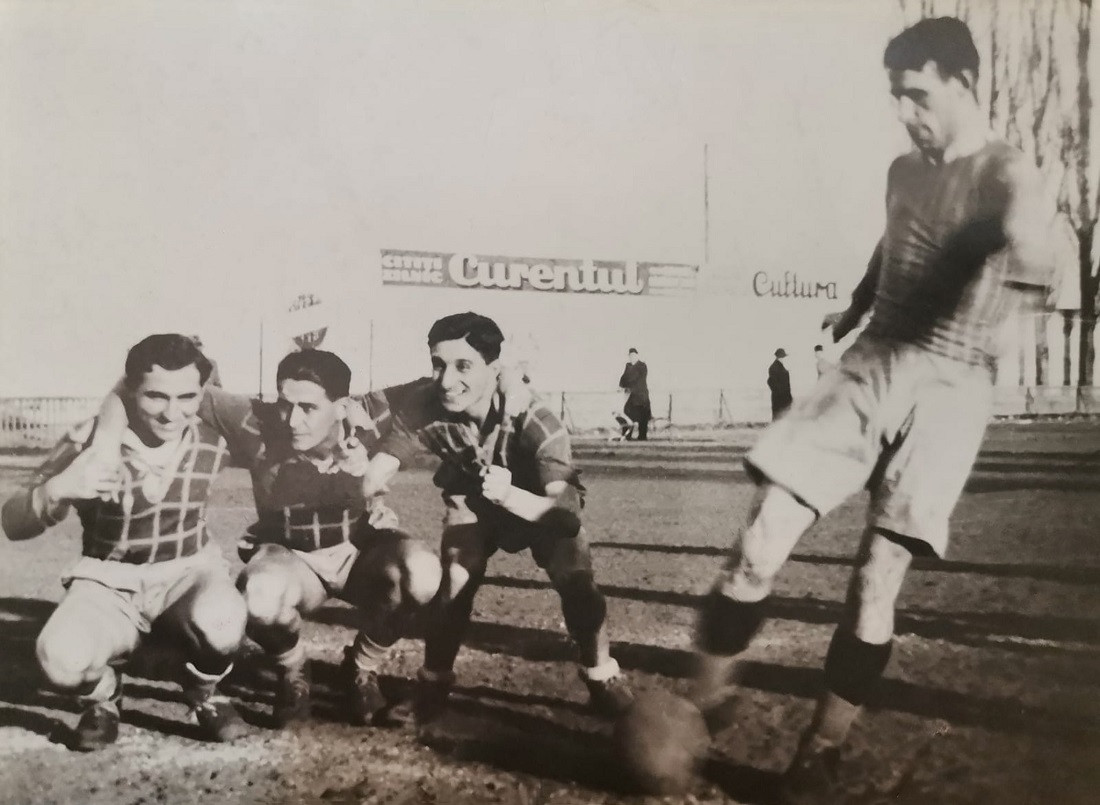 O fotografie din 1935 cu patru jucători din echipa arădeană de fotbal Gloria, exponatul lunii august la Complexul Muzeal Arad