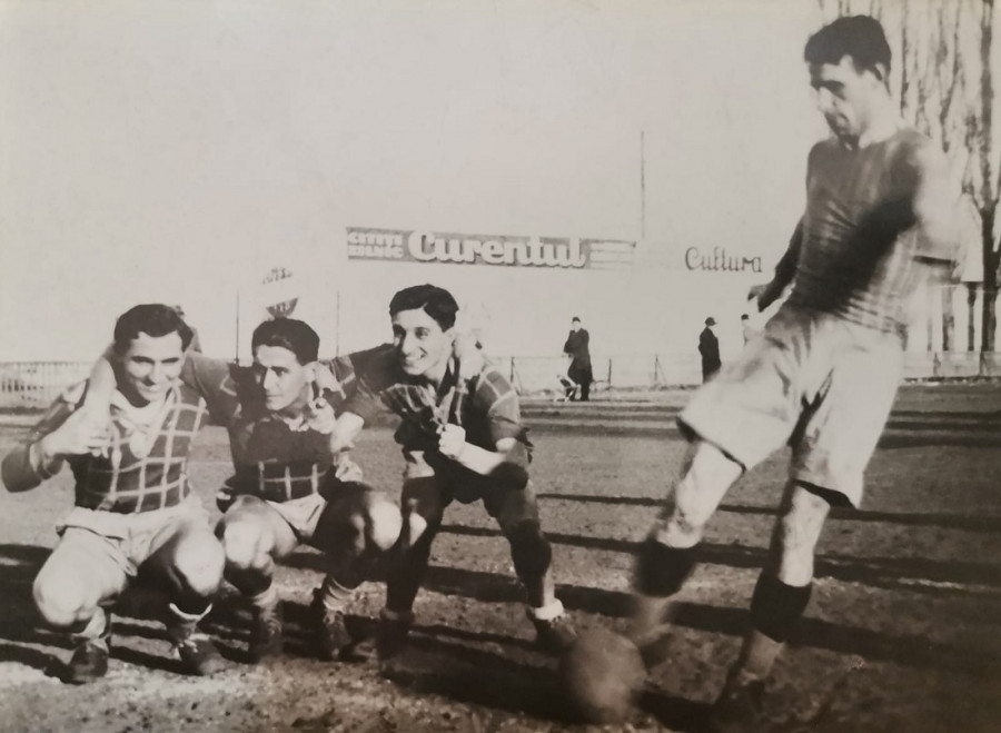O fotografie din 1935 cu patru jucători din echipa arădeană de fotbal Gloria, exponatul lunii august la Complexul Muzeal Arad