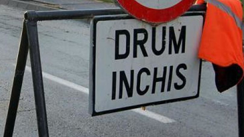 Un TIR s-a răsturnat în Defileul Jiului. Circulaţia este blocată pe ambele sensuri