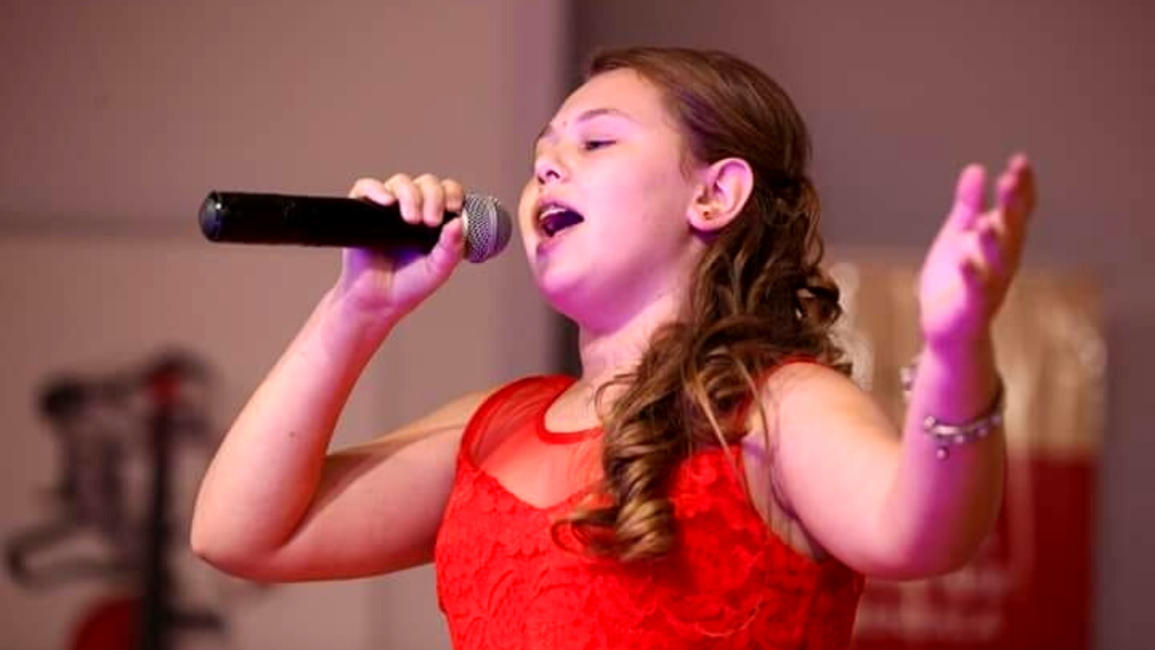 Olivia, câștigătoare a numeroase premii și trofee la doar 13 ani, invitată să se alăture Corului de copii de la Opera din Oslo
