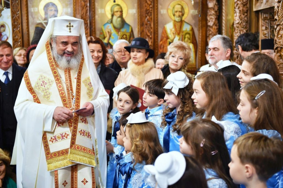 Patriarhul României: Elevii au nevoie să cultive respectul pentru demnitatea persoanei, prietenia, iubirea sinceră, solidaritatea şi recunoştinţa