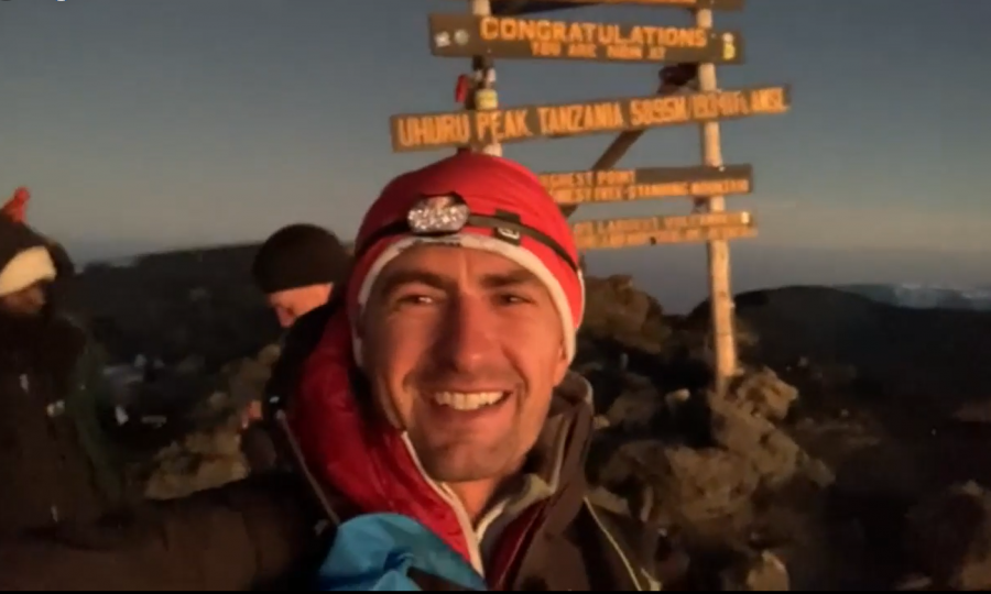 Vlad Pop a urcat pe Kilimanjaro pentru a ajuta 200 de copii să meargă înapoi la școală după chimioterapie