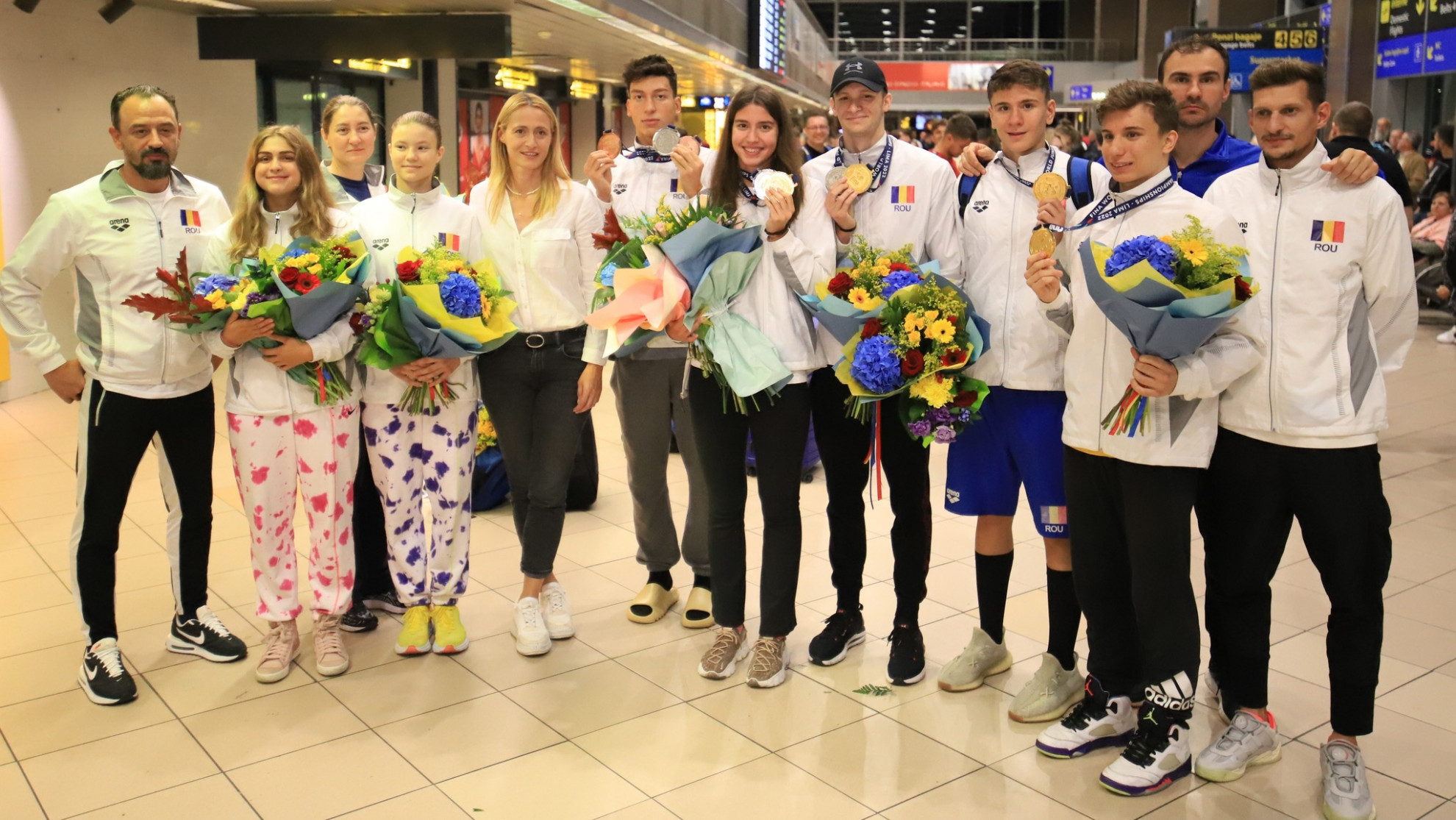 Flori, felicitări, emoții, îmbrățișări! Înotătorii români au adus acasă 8 medalii de la Lima