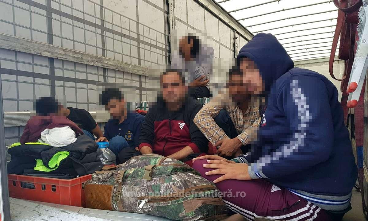Migranți prinși la graniță printre anvelope, piese auto și lingouri de aluminiu